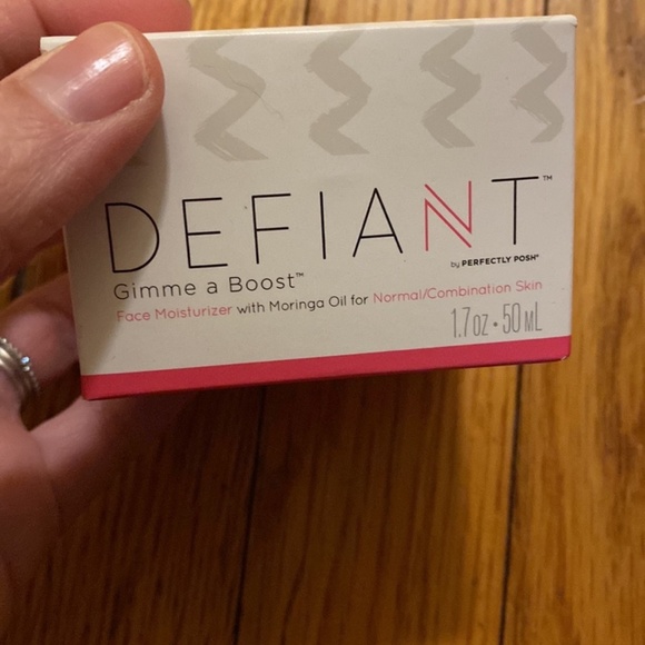 Perfectly Posh~DEFIANT~ Gimme a Boost~ Face Moisturizer~Normal/Combo skin NIB - Picture 5 of 7